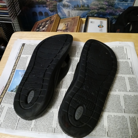 🩴🩴🚂 CROCS SLIPPERS GRAY & BLACK 🌉⛵A FABULOUS GIFT GIVING ITEM.🛍🪭 - Picture 2 of 12